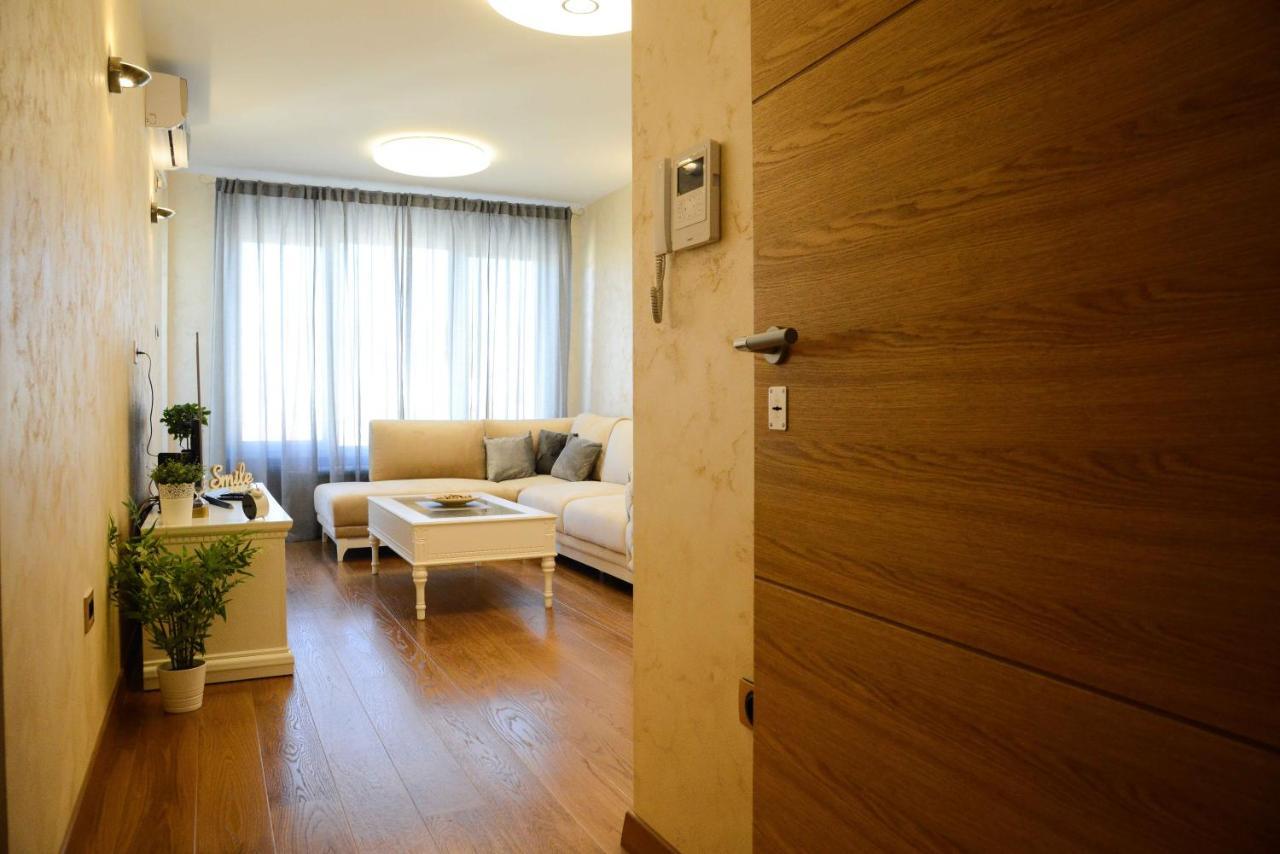 Tesla 70 Apartment With Secure Parking In The Garage Novi Sad Exterior foto