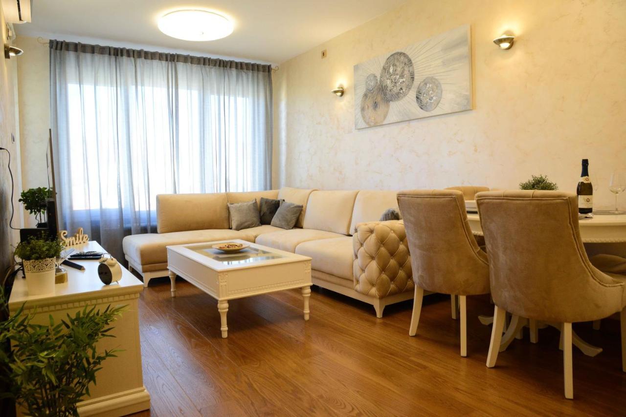 Tesla 70 Apartment With Secure Parking In The Garage Novi Sad Exterior foto